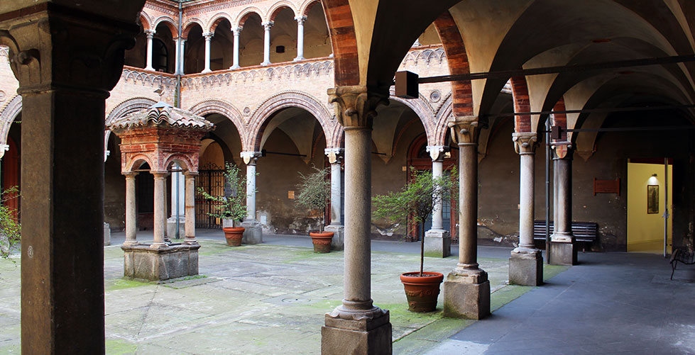 Fig.03 - Uno scorcio di Piazza Ospitale, Lodi. Vista del monumento a Paolo Gorini e della Chiesa di San Francesco.