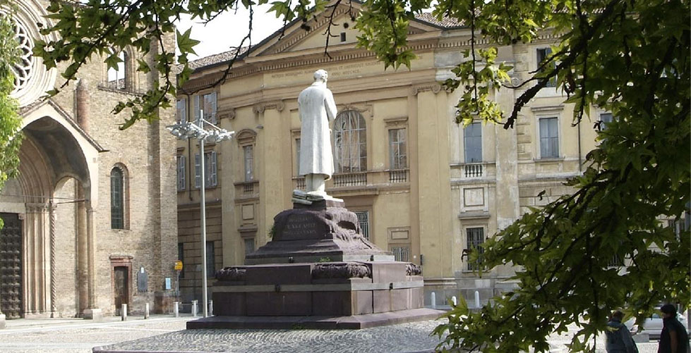 Fig.03 - Uno scorcio di Piazza Ospitale, Lodi. Vista del monumento a Paolo Gorini e della Chiesa di San Francesco.